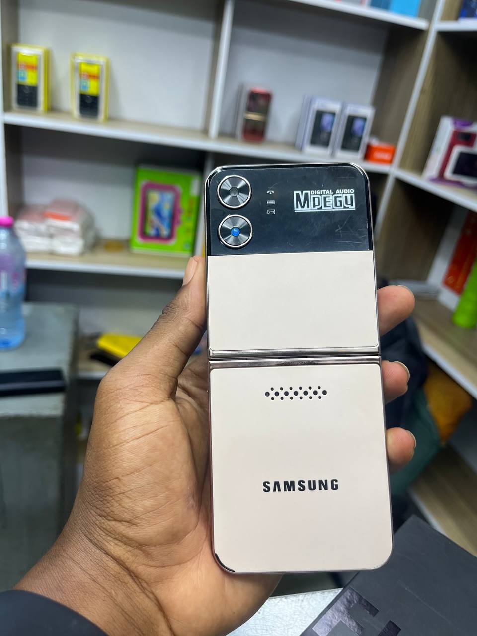 Mini Samsung Mobile FLIJ 04 – L'essentiel a portée de main
